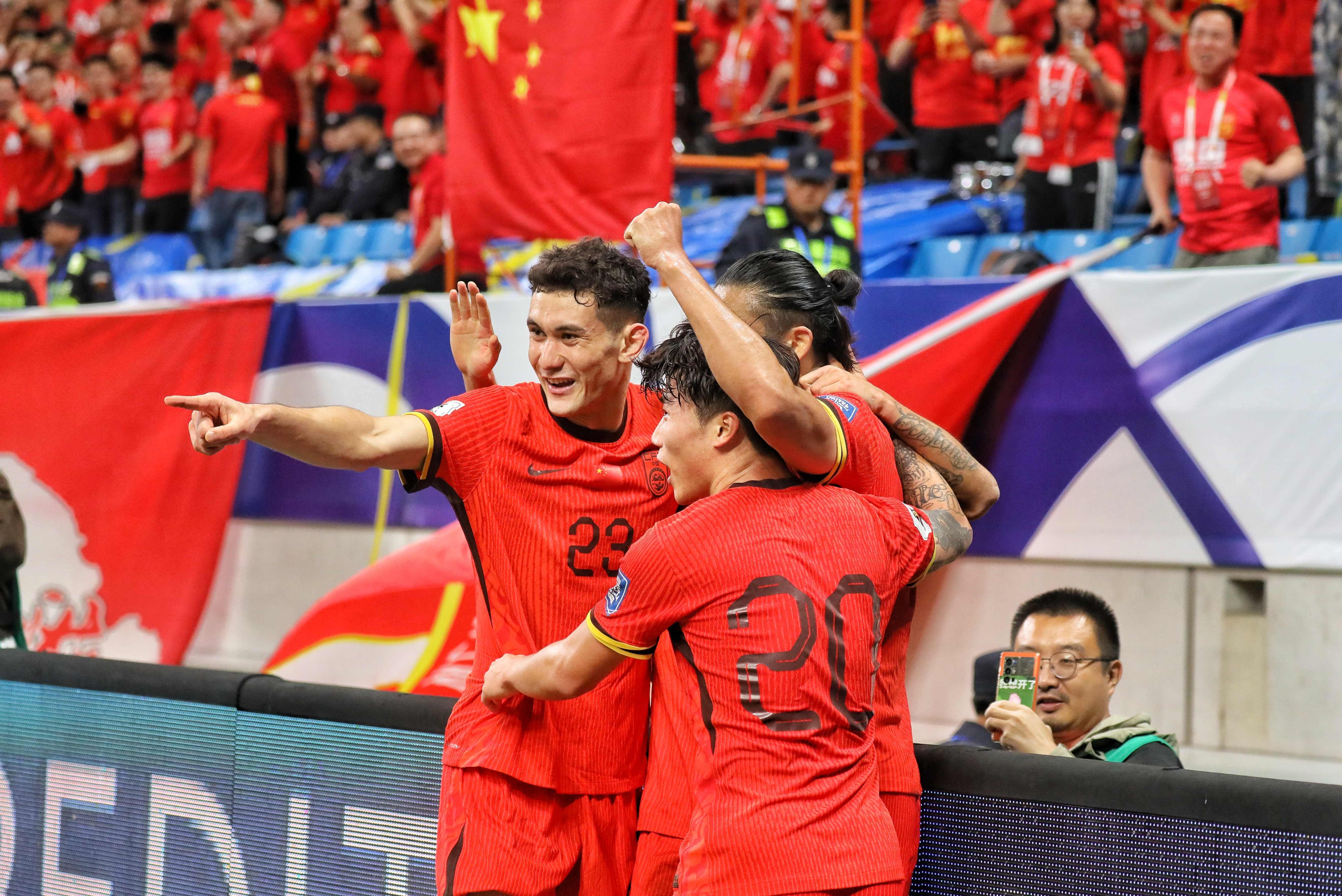 新国足雏形显现：11员虎将就位，张玉宁成为核心，归化球员逐渐让位
