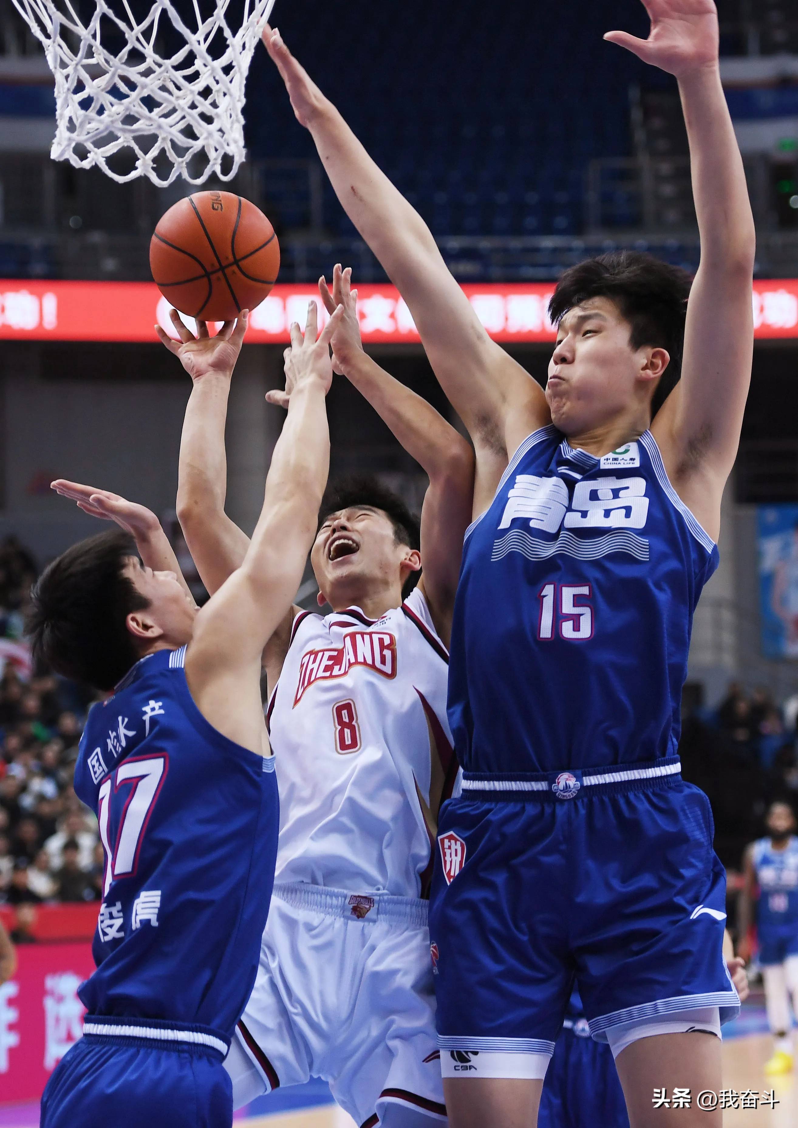 决胜时刻！球员们全力以赴争夺胜利