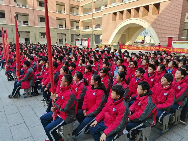队员誓言取胜，展现强大实力赢得掌声